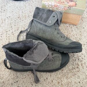 Very G In Charge Sneakers - Size 8.5